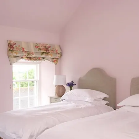 Churchtown Chateau Sleeps 12 With Wifi Hébergement de vacances